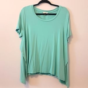 NWOT XL mint Cupio comfy t shirt with side slits.
